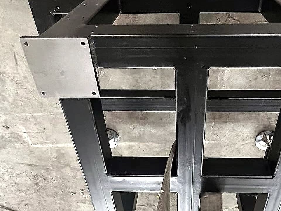Dark metal frame joint with a rectangular mounting plate